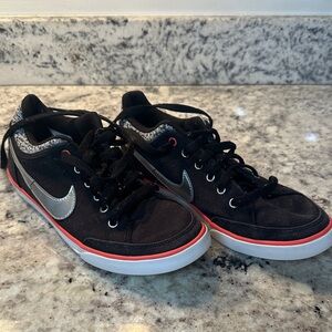 Nike Capri III Canvas sneakers in black with geranium accents